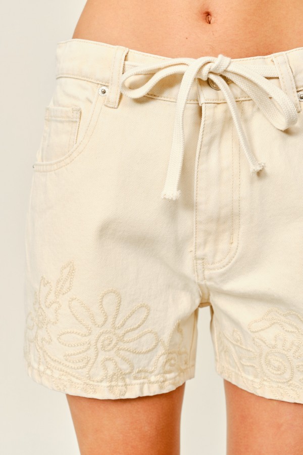 AJP6123 / Aaron & Amber<br/>EMBROIDERED HEM COTTON SHORTS WITH WAIST BELT