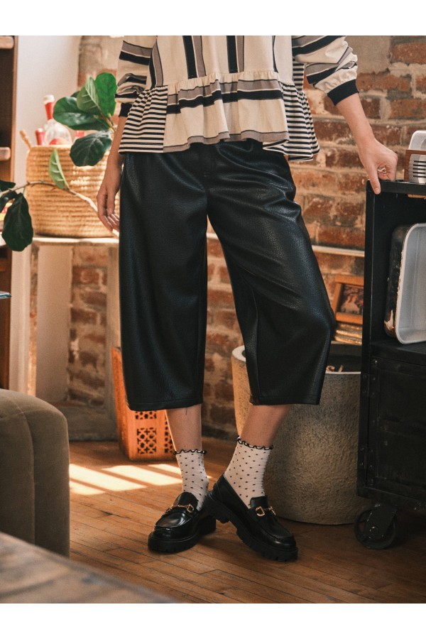 AJP6396 / Aaron & Amber<br/>VEGAN LEATHER PLEATED BARREL PANTS