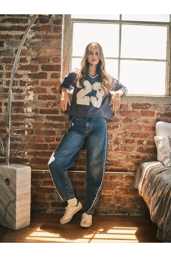 AJP6571 / Aaron & Amber<br/>SIDESEAM DISTRESSED BARREL JEANS