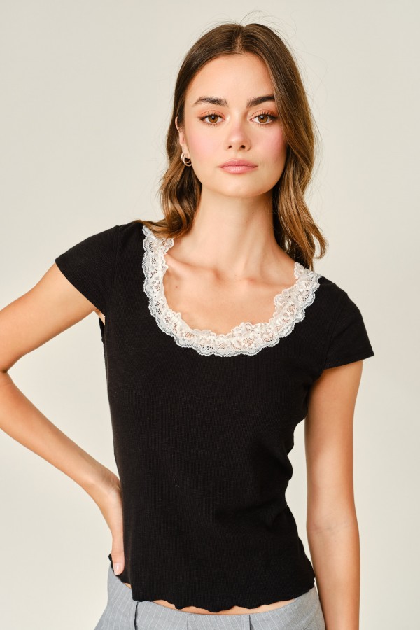 AJT5994 / Aaron & Amber<br/>LACE NECK SHORT SLEEVE TOP