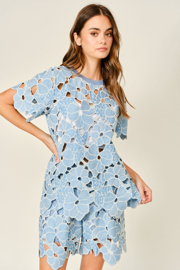 AJT6116 / Aaron & Amber<br/>FLOWER EYELET PULLOVER TOP