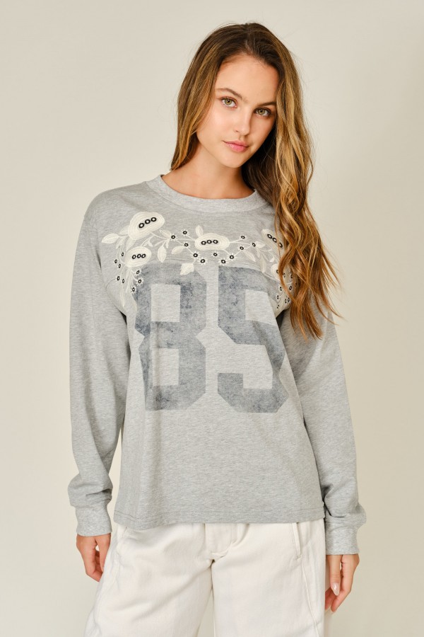 AJT6506 / Aaron & Amber<br/>COZY NUMBER GRAPHIC SWEATSHIRT TOP