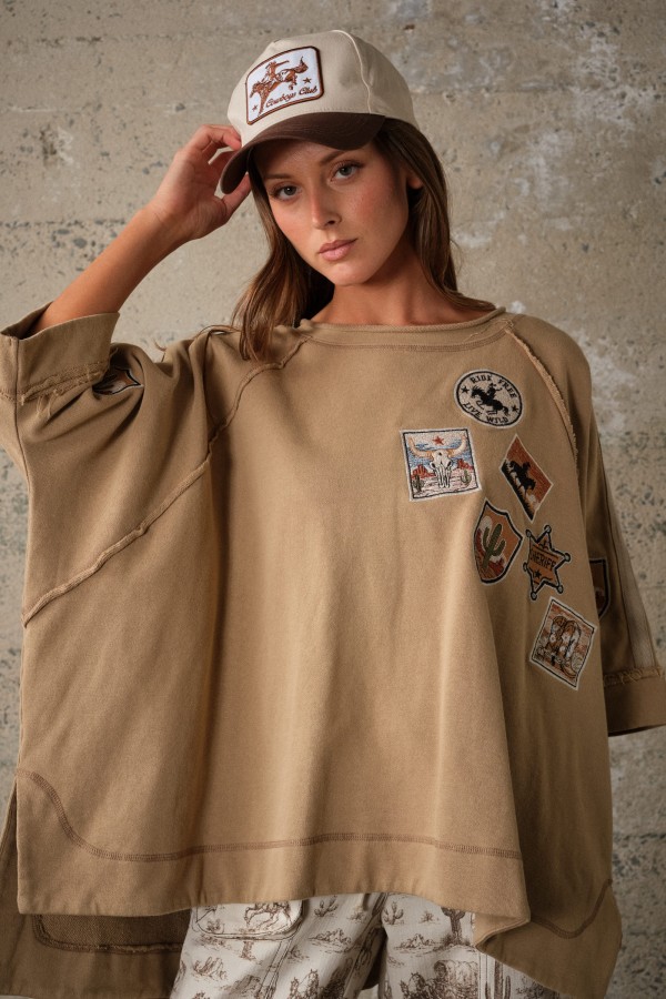 33792T / Blue B<br/>Washed Oversized Knit Top With Western Patch Detail