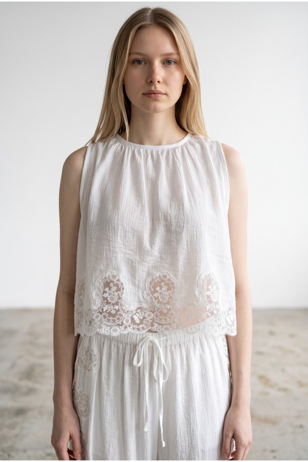 60203T / Blue B<br/>Lace Contrast Sleeveless Blouse