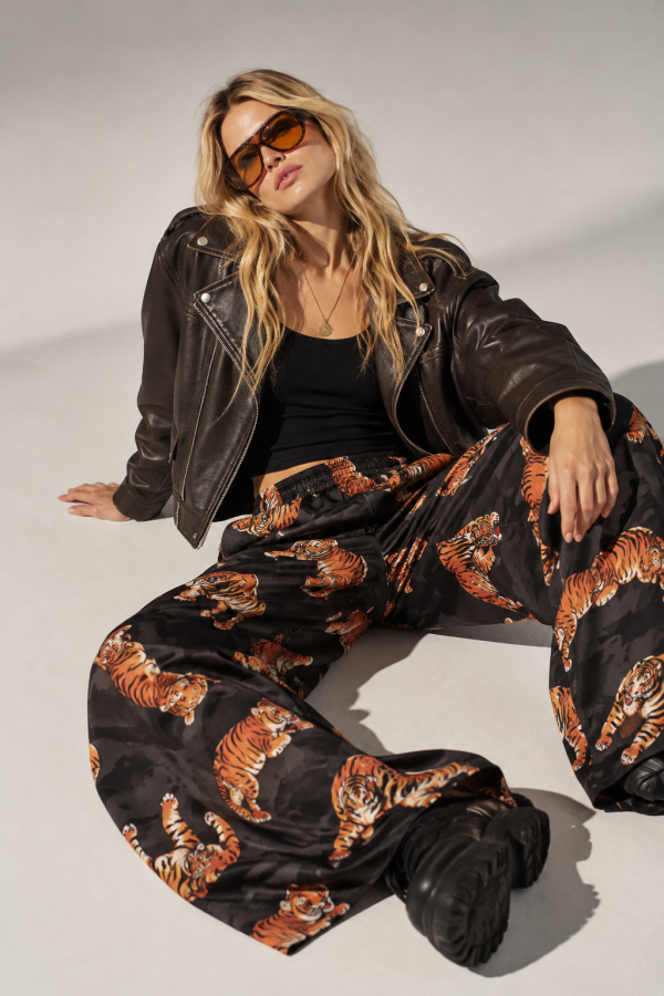 KRP3063-10P / Jade By Jane<br/>PLUS SIZE TIGER PRINT WIDE LEG PANTS